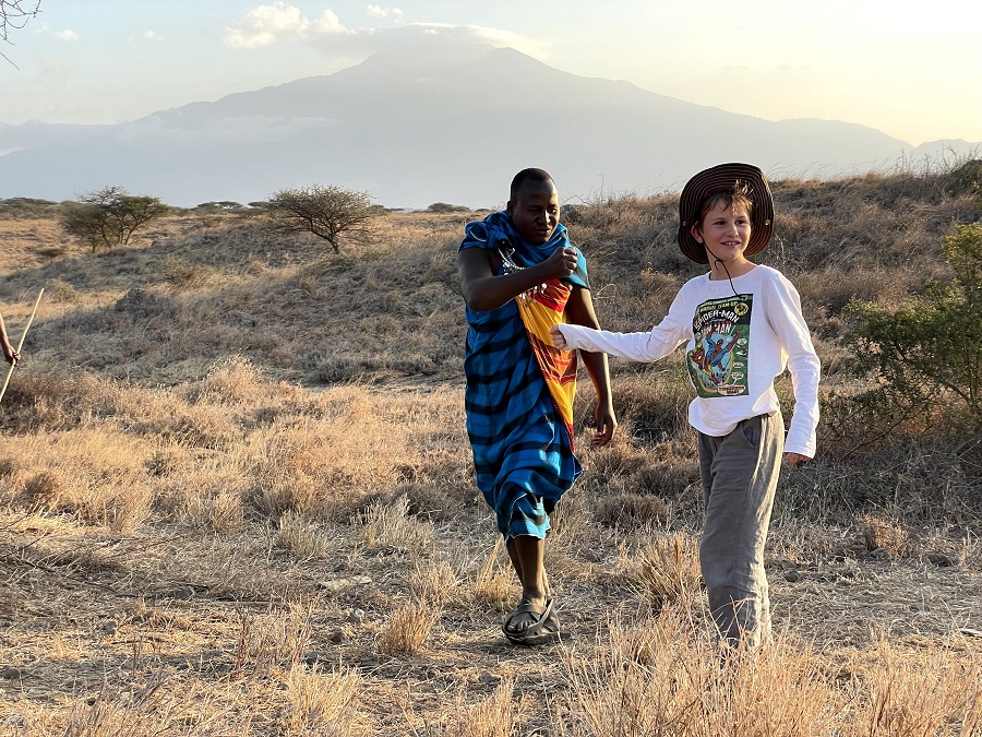 Tanzania met kinderen jongen met locale bewoner 7 local hero travel