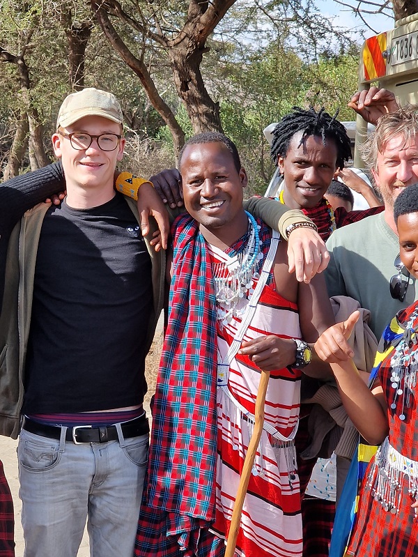 Tanzania met kinderen met lokale bewoners 2 local hero travel