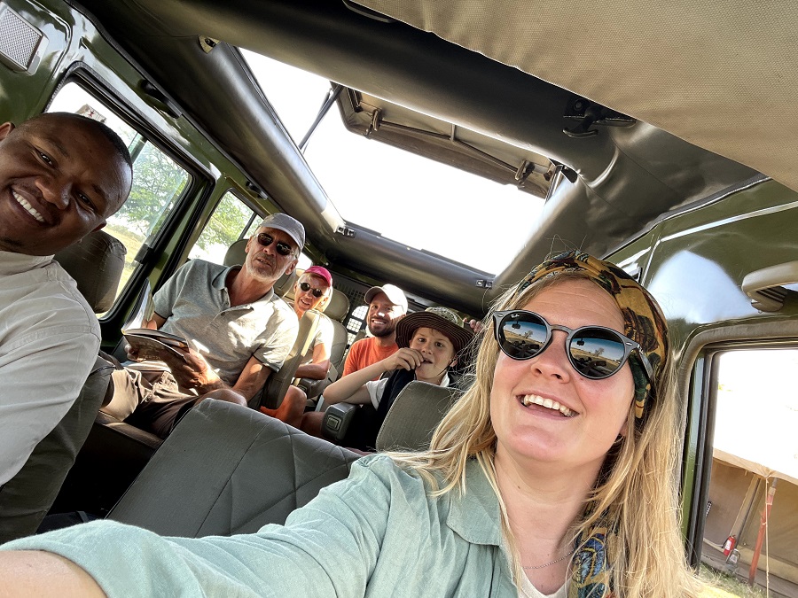 In een minibus tijdens een rondreis met kinderen door Tanzania met kinderen