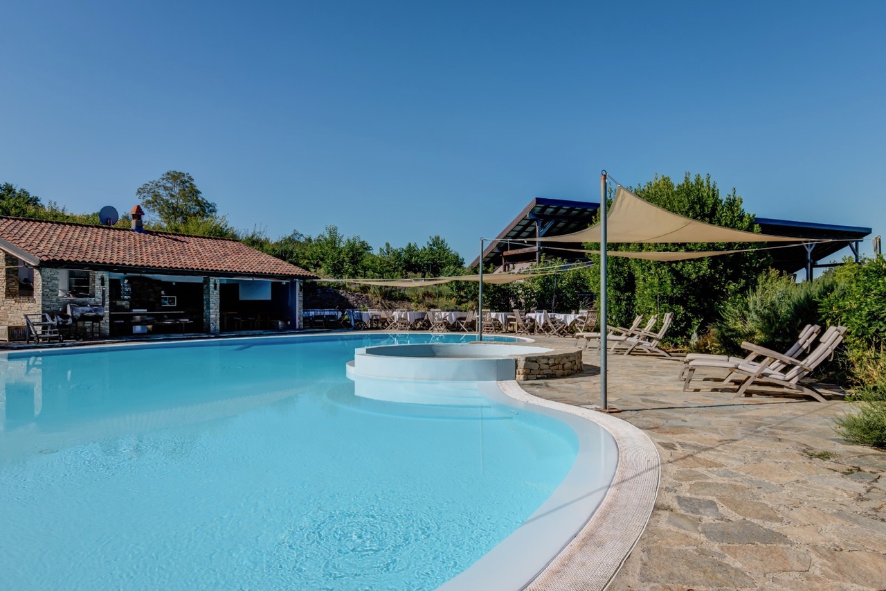 Casa staccata in piemonte italie zwembad met ligbedden
