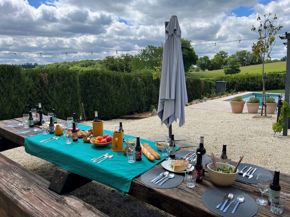 La saucisserie in de dordogne frankrijk eten aan lange tafel