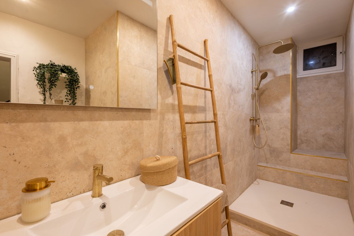 Maison pomerols in zuid frankrijk badkamer 2 met douche