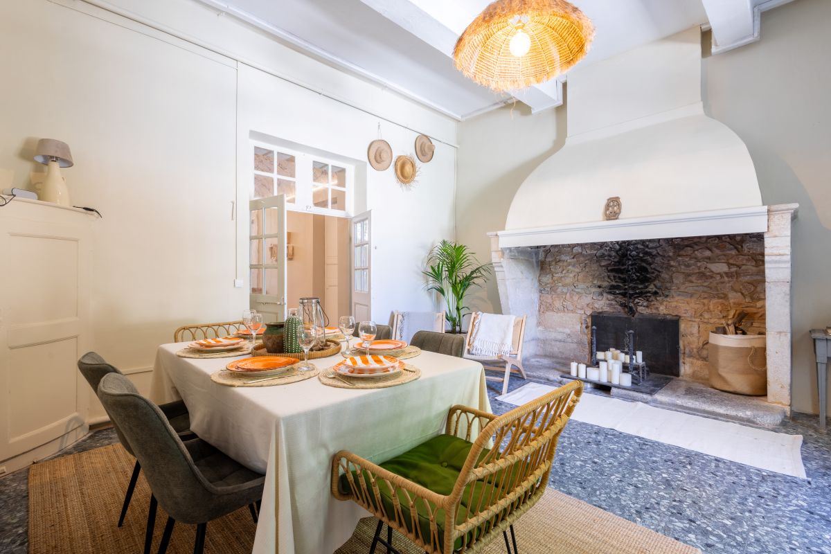 Maison pomerols in zuid frankrijk eetkamer vanaf tafel