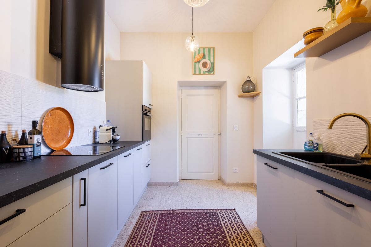 Maison pomerols in zuid frankrijk keuken naar kamer