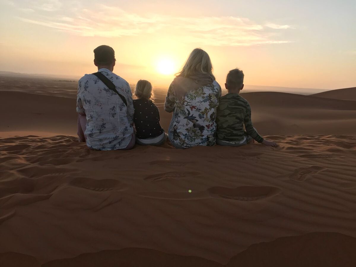 Van verre 8 dagen marokko gezin bij zonsondergang