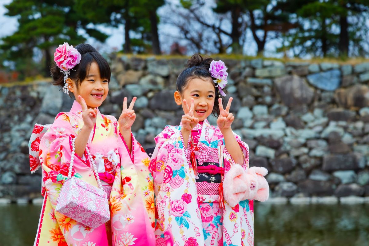 Van verre japan in 2 weken per trein meisjes in feestelijke kleding japan